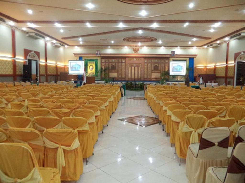 Yusro Hotel Restaurant & Convention Jombang Extérieur photo
