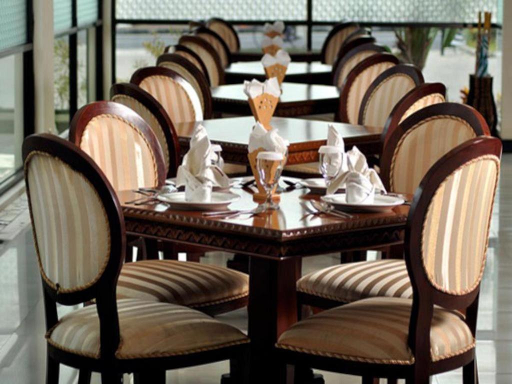 Yusro Hotel Restaurant & Convention Jombang Extérieur photo