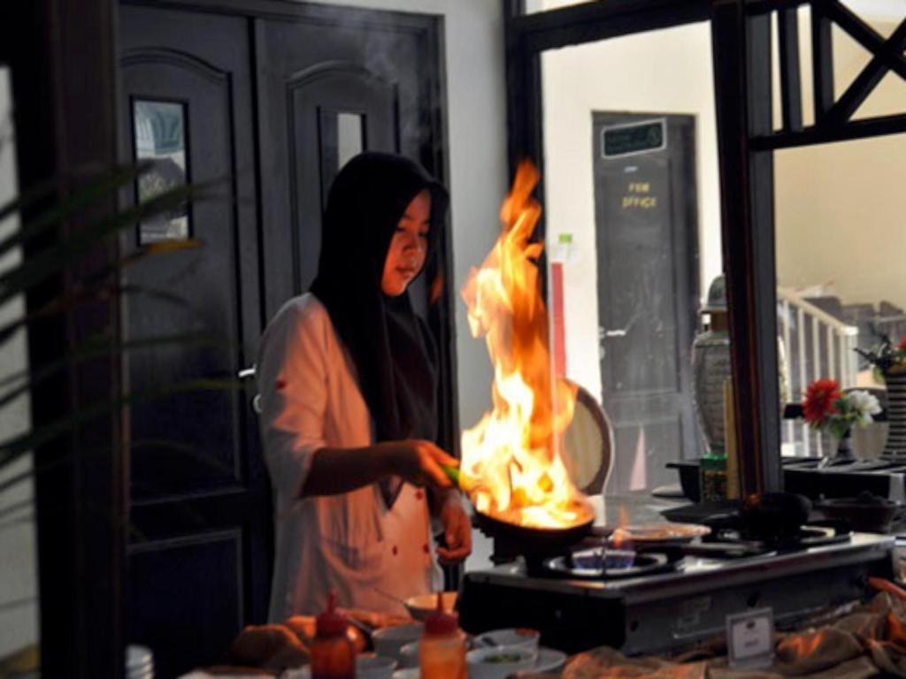 Yusro Hotel Restaurant & Convention Jombang Extérieur photo