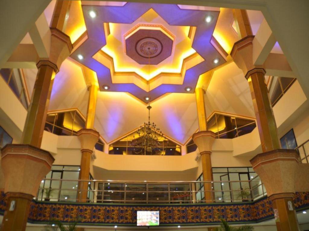 Yusro Hotel Restaurant & Convention Jombang Extérieur photo