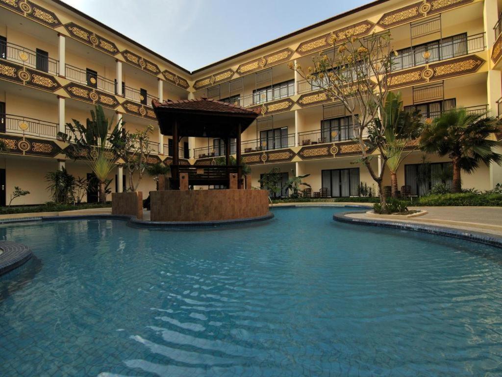 Yusro Hotel Restaurant & Convention Jombang Extérieur photo