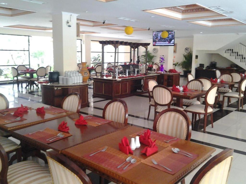 Yusro Hotel Restaurant & Convention Jombang Extérieur photo