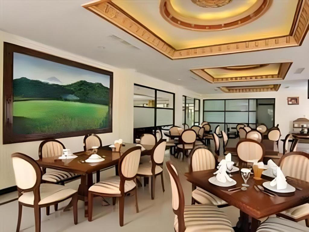 Yusro Hotel Restaurant & Convention Jombang Extérieur photo