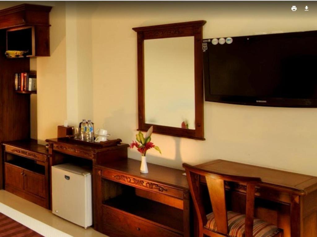 Yusro Hotel Restaurant & Convention Jombang Extérieur photo