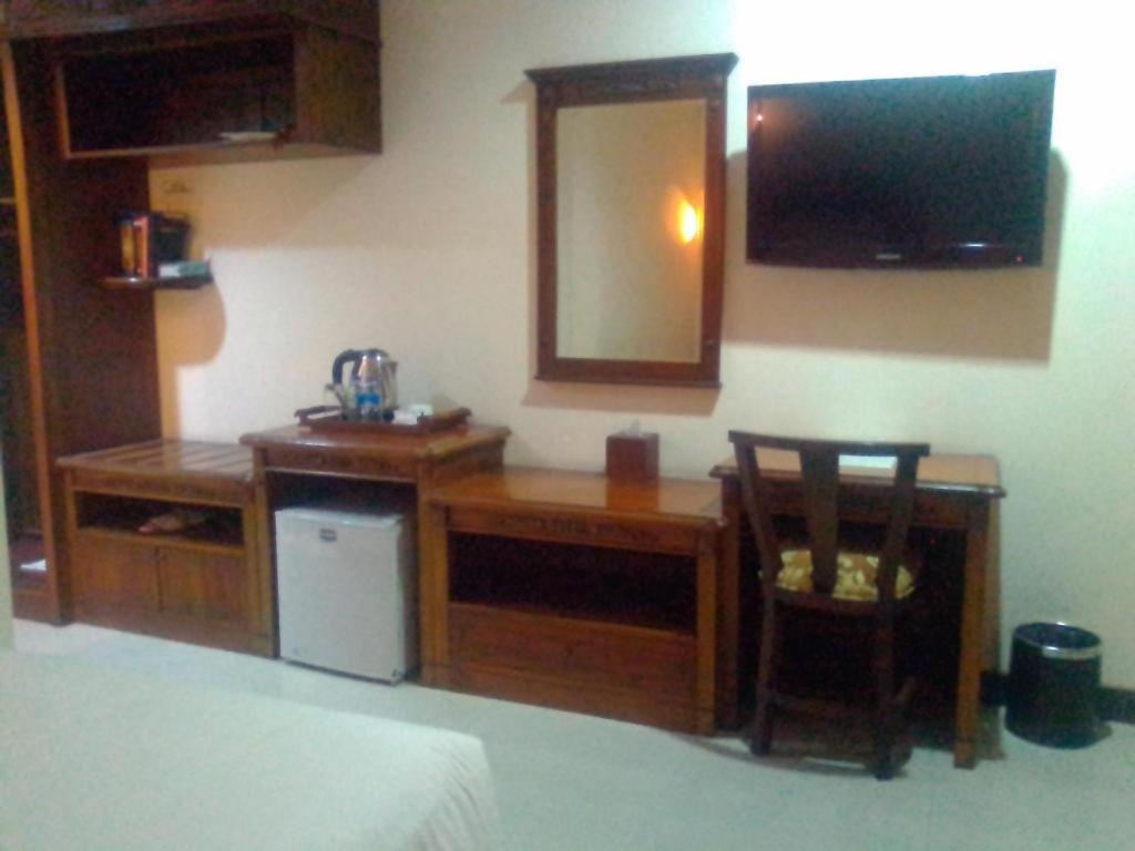 Yusro Hotel Restaurant & Convention Jombang Extérieur photo