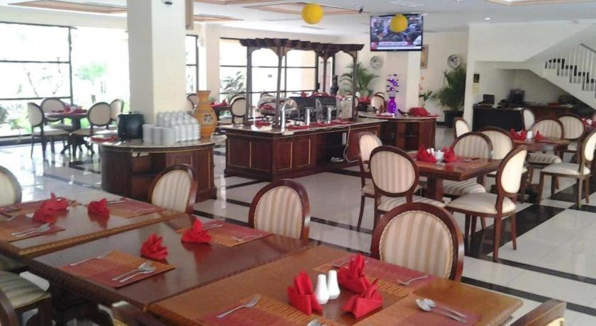 Yusro Hotel Restaurant & Convention Jombang Extérieur photo