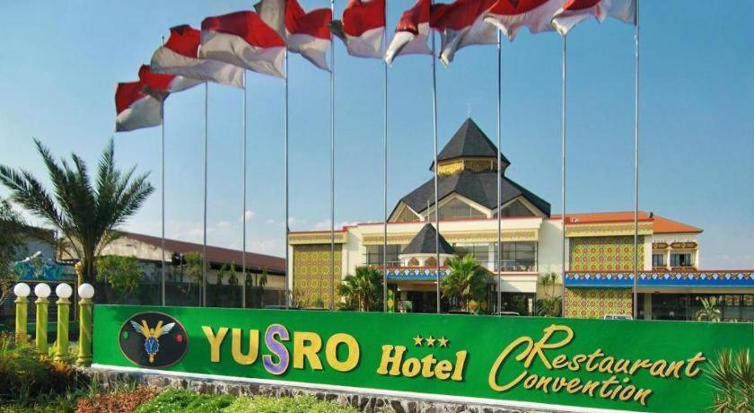 Yusro Hotel Restaurant & Convention Jombang Extérieur photo