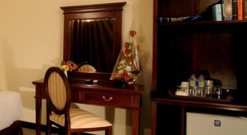 Yusro Hotel Restaurant & Convention Jombang Extérieur photo