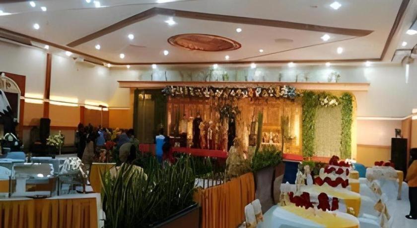 Yusro Hotel Restaurant & Convention Jombang Extérieur photo