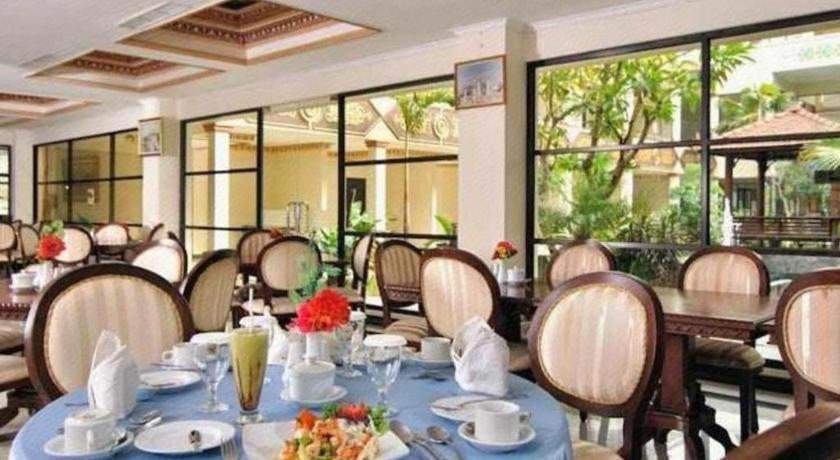 Yusro Hotel Restaurant & Convention Jombang Extérieur photo