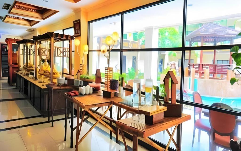 Yusro Hotel Restaurant & Convention Jombang Extérieur photo